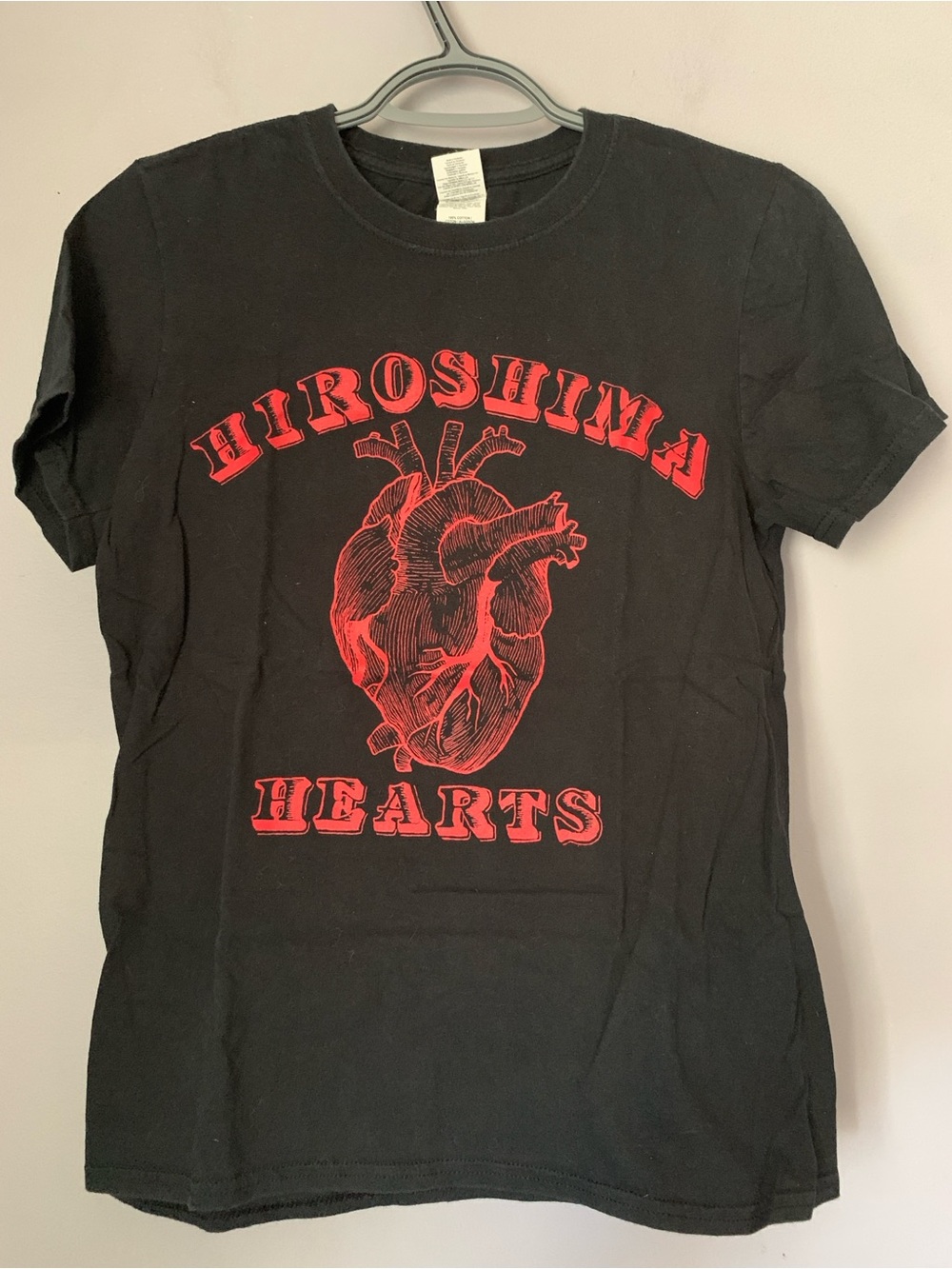 Hiroshima Hearts Black Band T-Shirt Red Anatomical Heart Graphic Tee Small